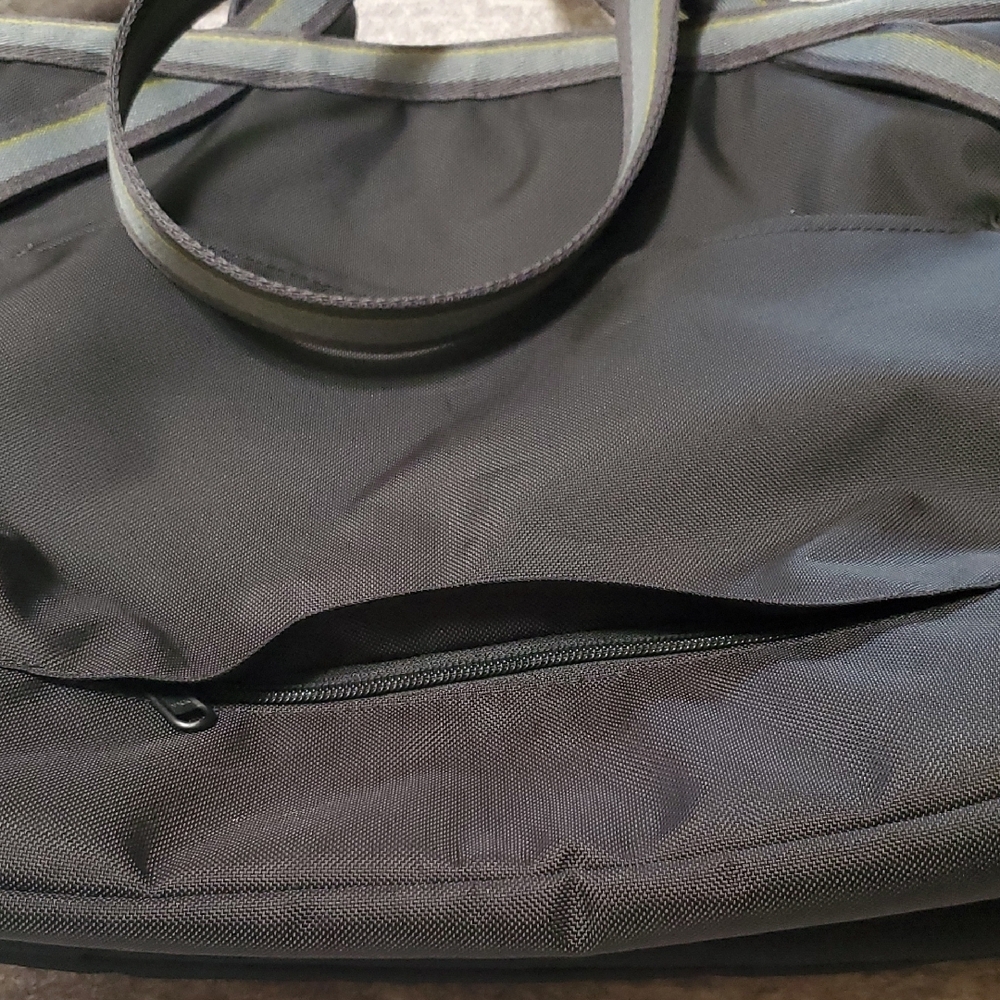 Sherpani Grey and Black Tote Bag with Sporty Design - Picture 5 of 9